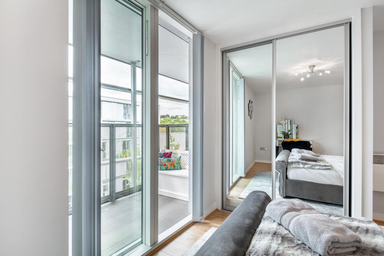 Stunning Apartment With Underground Parking! Londres Exterior foto